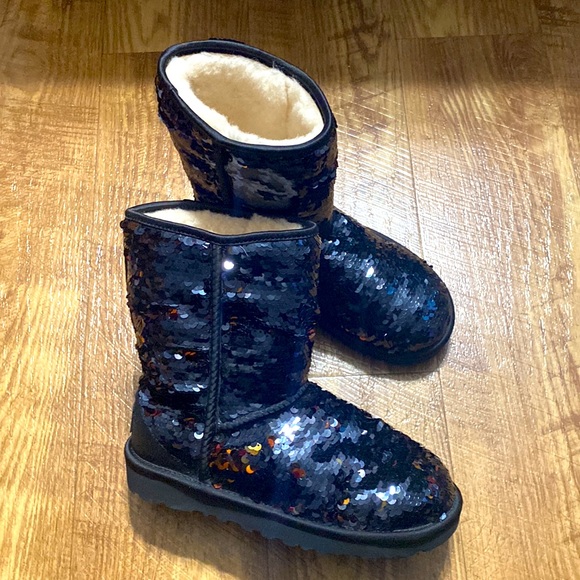 Ugg Short Sequin Boot - Picture 2 of 5